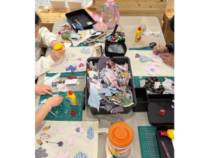 古着のアップリケとペンを使ったオリジナルバックデザイン体験