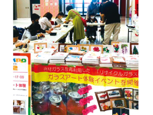 リサイクル加工したキラキラのガラスビーズで、絵を描くアートなワークショップ